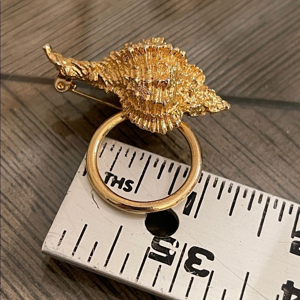 Vintage Seashell Eyeglass Holder Pin/Brooch - Scarf Ring - Gold-tone - Picture 10 of 16